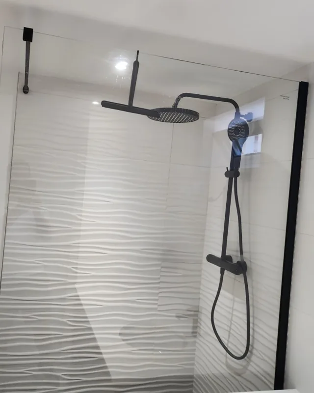Douche et carrelage en relief - réalisation Amarildo TELO