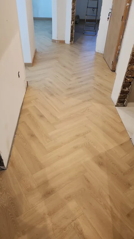 Pose de parquet en chevrons - réalisation Amarildo TELO